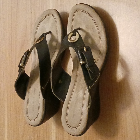 Predictions "Meridith" Black Thong Sandals in Size 7.5 - Picture 3 of 16